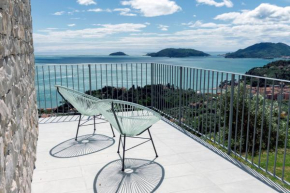 Torretta House, inside a private Park, Pool, Tennis, AC, parking next home and parking in Lerici!